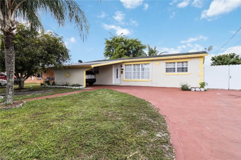 House in Sunrise, Florida 3 bedrooms, 122.63 sq.m. № 1695211 - photo 1