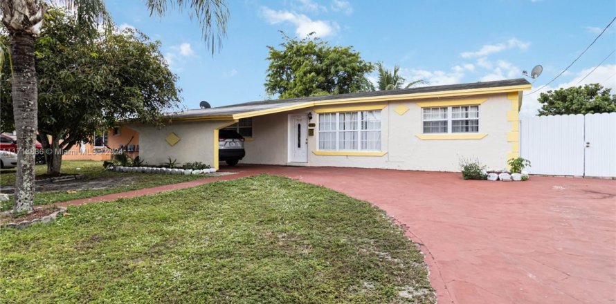 House in Sunrise, Florida 3 bedrooms, 122.63 sq.m. № 1695211
