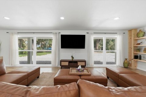 House in Auburndale, Florida 4 bedrooms, 220.74 sq.m. № 2131925 - photo 6