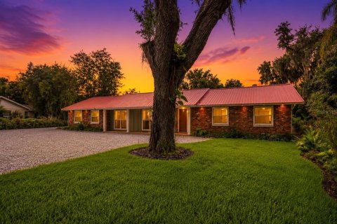 House in Auburndale, Florida 4 bedrooms, 220.74 sq.m. № 2131925 - photo 3