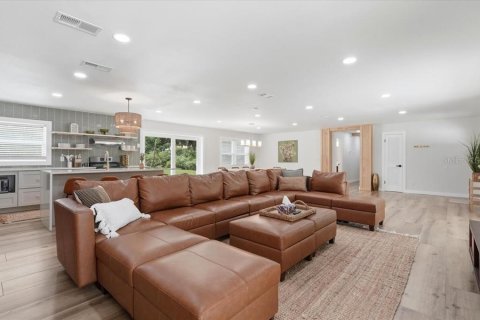 House in Auburndale, Florida 4 bedrooms, 220.74 sq.m. № 2131925 - photo 7