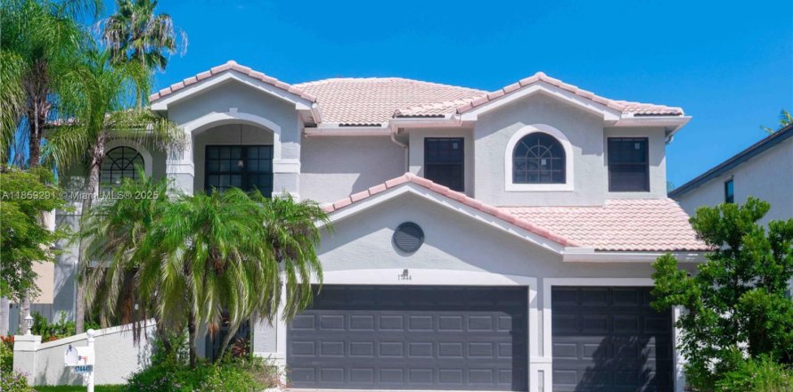 House in Miramar, Florida 5 bedrooms, 362.41 sq.m. № 1894265