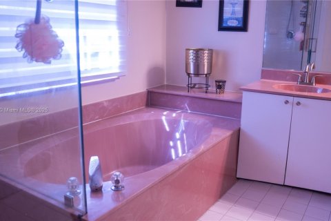 House in Miramar, Florida 5 bedrooms, 362.41 sq.m. № 1894265 - photo 20