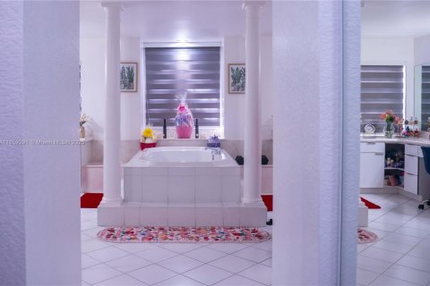 House in Miramar, Florida 5 bedrooms, 362.41 sq.m. № 1894265 - photo 23