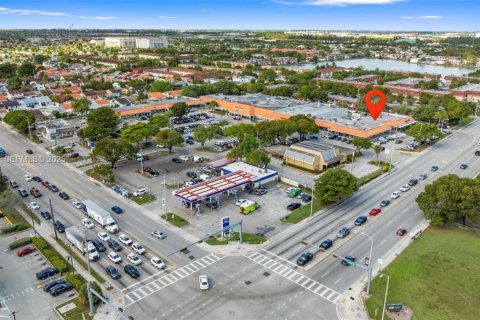 Propiedad comercial en venta en Miami, Florida № 1952710 - foto 18