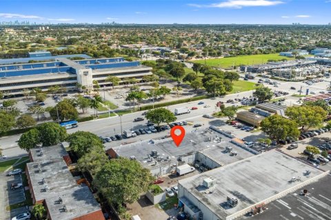 Propiedad comercial en venta en Miami, Florida № 1952710 - foto 23