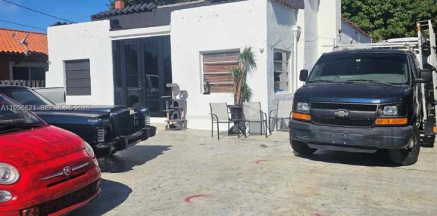 House in Miami, Florida 2 bedrooms, 193.61 sq.m. № 1997510