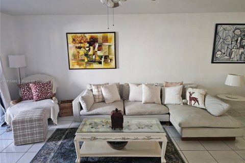 Condo in Hallandale Beach, Florida, 2 bedrooms № 1781600 - photo 11