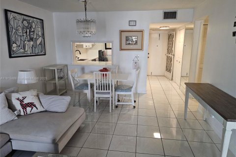 Condo in Hallandale Beach, Florida, 2 bedrooms № 1781600 - photo 13