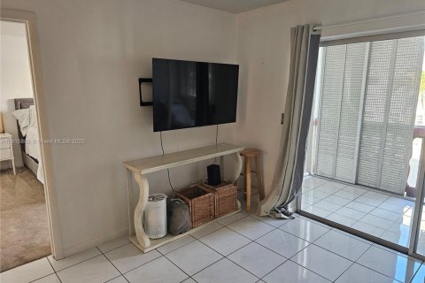 Condo in Hallandale Beach, Florida, 2 bedrooms № 1781600 - photo 12
