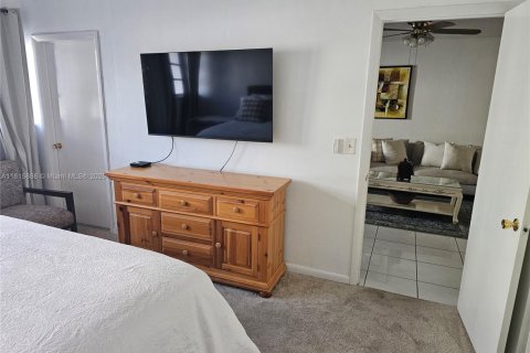 Condo in Hallandale Beach, Florida, 2 bedrooms № 1781600 - photo 3