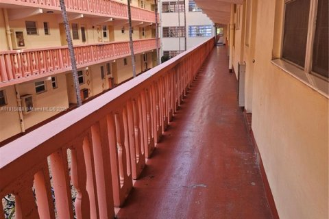 Condo in Hallandale Beach, Florida, 2 bedrooms № 1781600 - photo 17