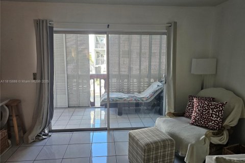 Condo in Hallandale Beach, Florida, 2 bedrooms № 1781600 - photo 14