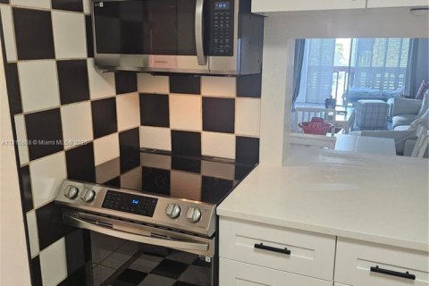 Condo in Hallandale Beach, Florida, 2 bedrooms № 1781600 - photo 8