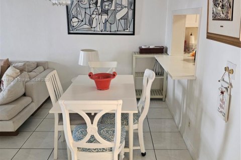 Condo in Hallandale Beach, Florida, 2 bedrooms № 1781600 - photo 6