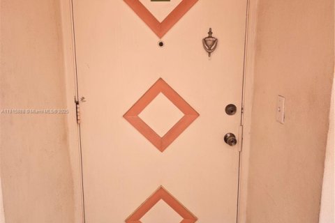 Condo in Hallandale Beach, Florida, 2 bedrooms № 1781600