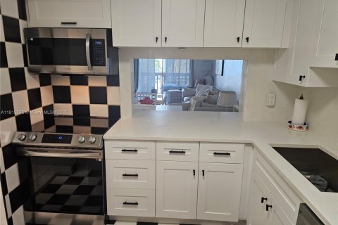Condo in Hallandale Beach, Florida, 2 bedrooms № 1781600 - photo 9