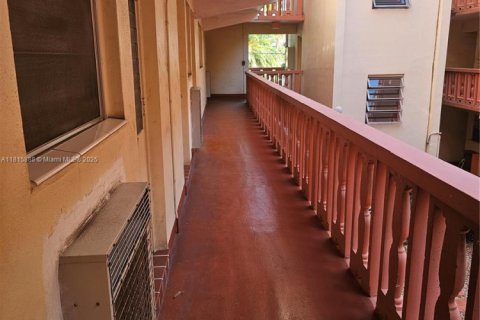 Condo in Hallandale Beach, Florida, 2 bedrooms № 1781600 - photo 16