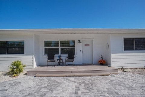 Villa ou maison à louer à Clearwater, Floride: 3 chambres, 191.01 m2 № 2096950 - photo 2