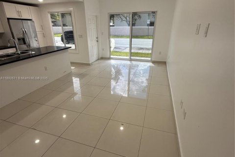 Снять в аренду таунхаус в Хомстед, Флорида 4 спальни, 133.22м2, № 1945446 - фото 2