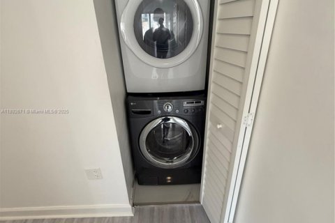 Снять в аренду таунхаус в Хомстед, Флорида 4 спальни, 133.22м2, № 1945446 - фото 17