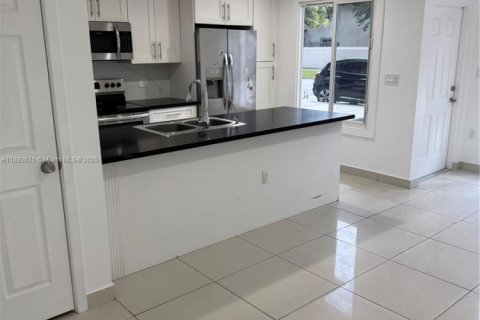 Снять в аренду таунхаус в Хомстед, Флорида 4 спальни, 133.22м2, № 1945446 - фото 8