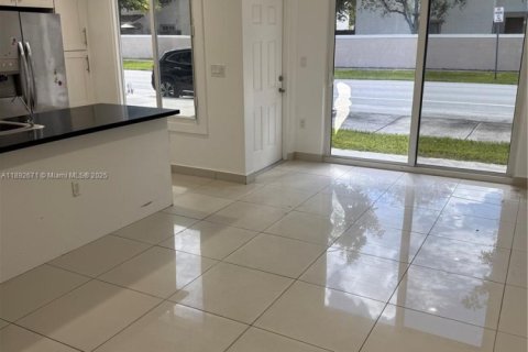 Снять в аренду таунхаус в Хомстед, Флорида 4 спальни, 133.22м2, № 1945446 - фото 5