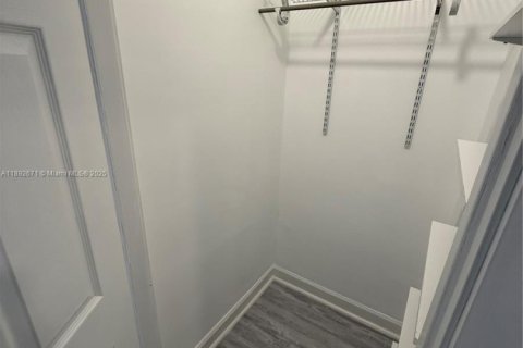 Снять в аренду таунхаус в Хомстед, Флорида 4 спальни, 133.22м2, № 1945446 - фото 29