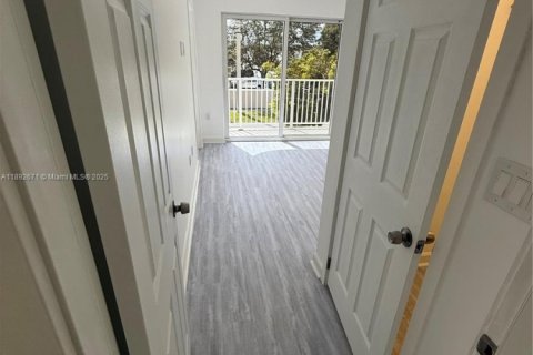 Снять в аренду таунхаус в Хомстед, Флорида 4 спальни, 133.22м2, № 1945446 - фото 9