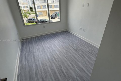 Снять в аренду таунхаус в Хомстед, Флорида 4 спальни, 133.22м2, № 1945446 - фото 6