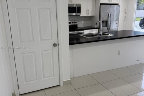 Снять в аренду таунхаус в Хомстед, Флорида 4 спальни, 133.22м2, № 1945446 - фото 4