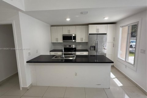 Снять в аренду таунхаус в Хомстед, Флорида 4 спальни, 133.22м2, № 1945446 - фото 1