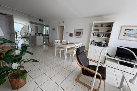 Condo in Aventura, Florida, 2 bedrooms  № 1998401 - photo 9