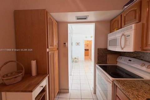 Condo in Aventura, Florida, 2 bedrooms  № 1998401 - photo 14