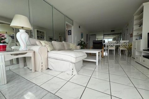 Condo in Aventura, Florida, 2 bedrooms  № 1998401 - photo 3