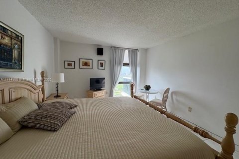 Condo in Aventura, Florida, 2 bedrooms  № 1998401 - photo 16