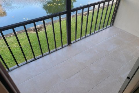 Снять в аренду кондоминиум в Тамарак, Флорида 1 спальня, 69.68м2, № 2004248 - фото 2