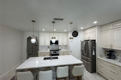 House in Winter Haven, Florida 4 bedrooms, 172.05 sq.m. № 2198223 - photo 8