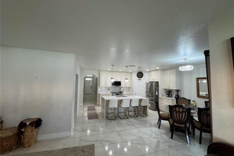 House in Winter Haven, Florida 4 bedrooms, 172.05 sq.m. № 2198223 - photo 6