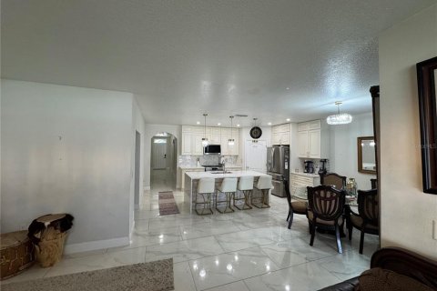 House in Winter Haven, Florida 4 bedrooms, 172.05 sq.m. № 2198223 - photo 5