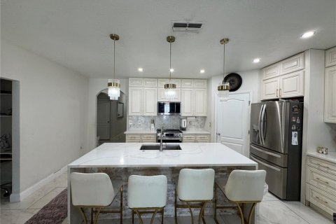 House in Winter Haven, Florida 4 bedrooms, 172.05 sq.m. № 2198223 - photo 7
