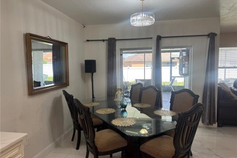 House in Winter Haven, Florida 4 bedrooms, 172.05 sq.m. № 2198223 - photo 10