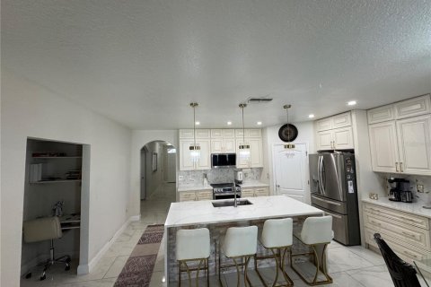 House in Winter Haven, Florida 4 bedrooms, 172.05 sq.m. № 2198223 - photo 9