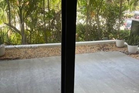 Condo in Key Biscayne, Florida, 1 bedroom  № 2018935 - photo 14