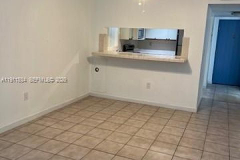 Condo in Key Biscayne, Florida, 1 bedroom  № 2018935 - photo 2