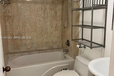 Condo in Key Biscayne, Florida, 1 bedroom  № 2018935 - photo 10