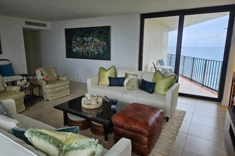 Снять в аренду кондоминиум в Ривьера-Бич, Флорида 2 спальни, 135.36м2, № 1766746 - фото 1