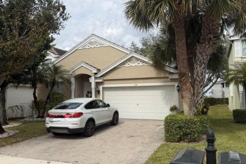 House in Royal Palm Beach, Florida 3 bedrooms, 168.34 sq.m. № 2186705 - photo 2