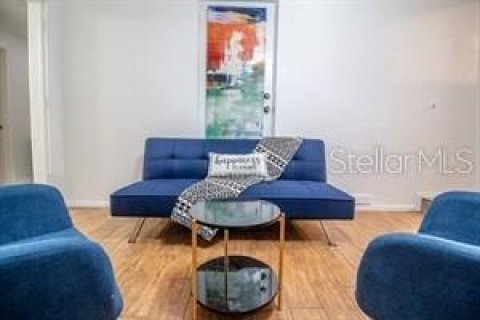 Снять в аренду квартиру в Орландо, Флорида 4 комнаты, 60.39м2, № 537610 - фото 1