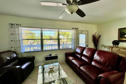 Condo in Deerfield Beach, Florida, 1 bedroom  № 2247573 - photo 12